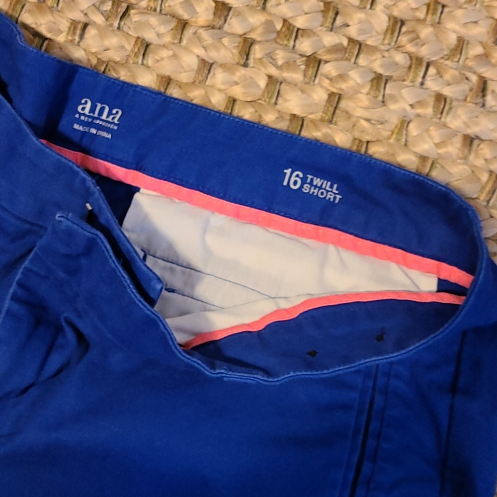 Shorts - Picture 3 of 3